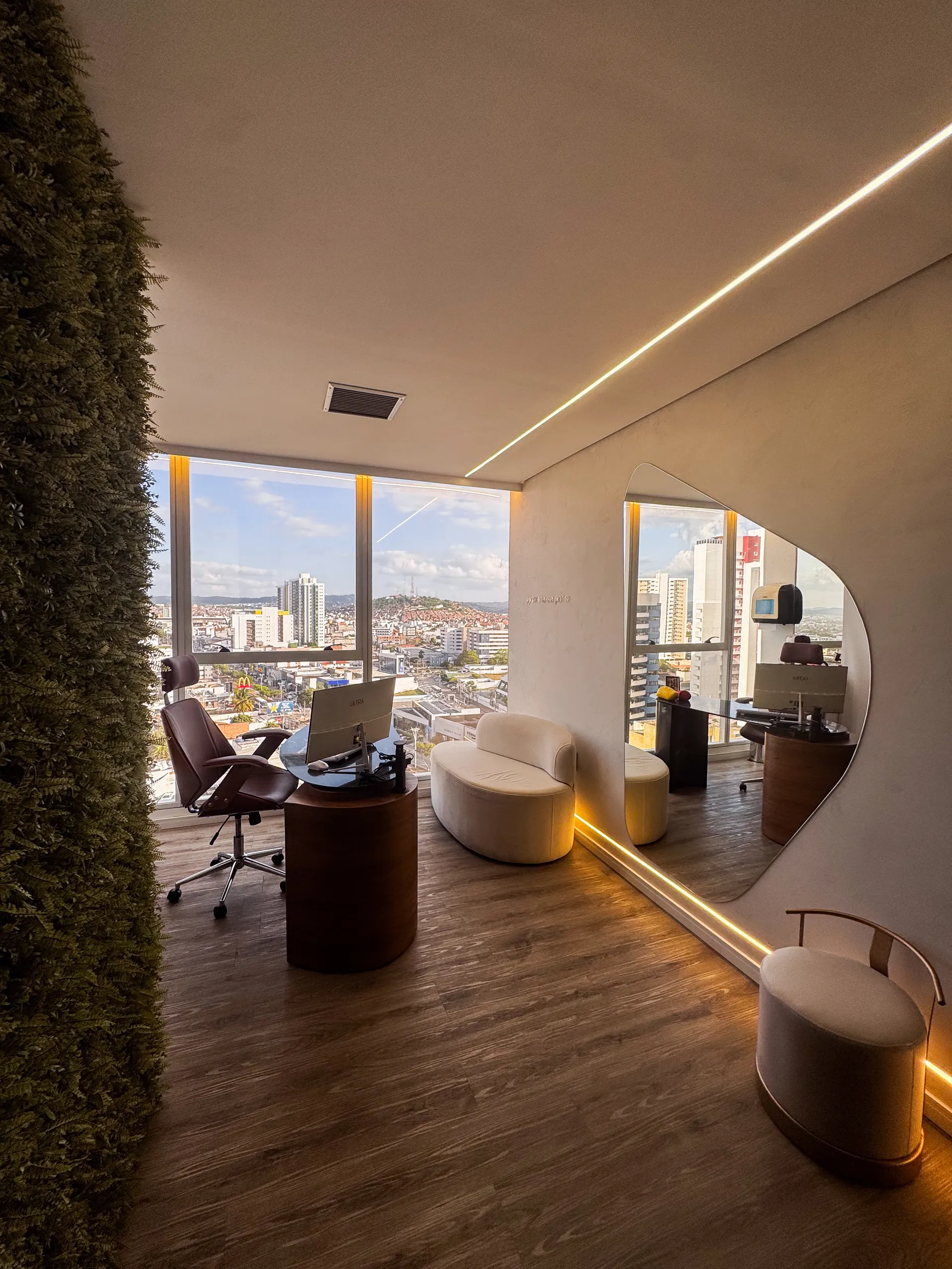 Consultório com jardim vertical e iluminação quente