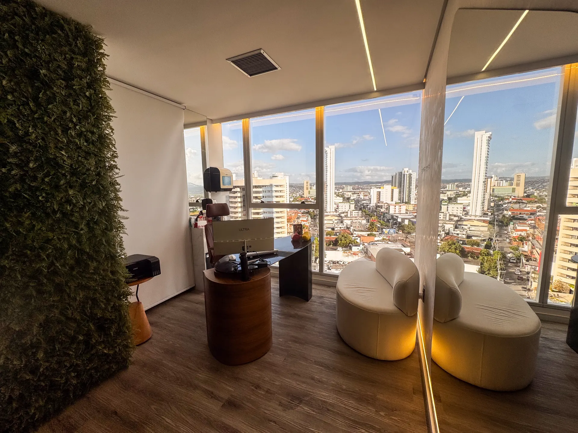 Consultório com poltronas e vista para a cidade