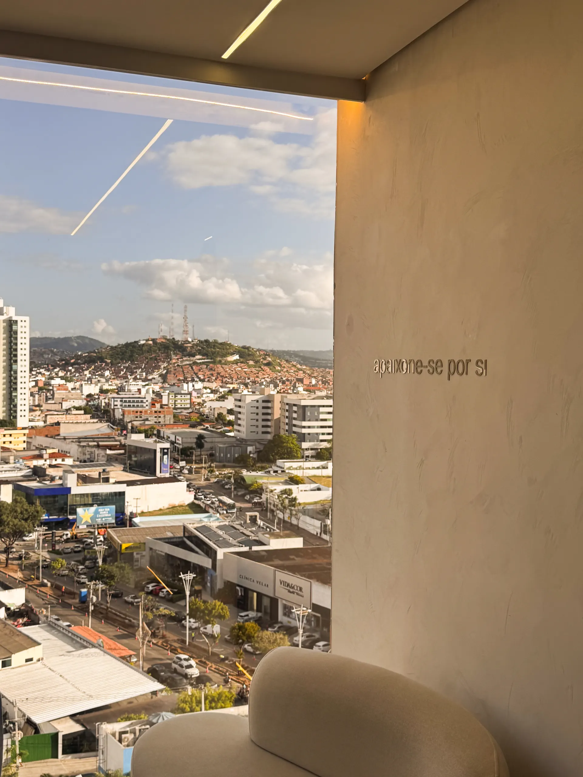 Parede com a frase apaixone-se por si e vista panorâmica