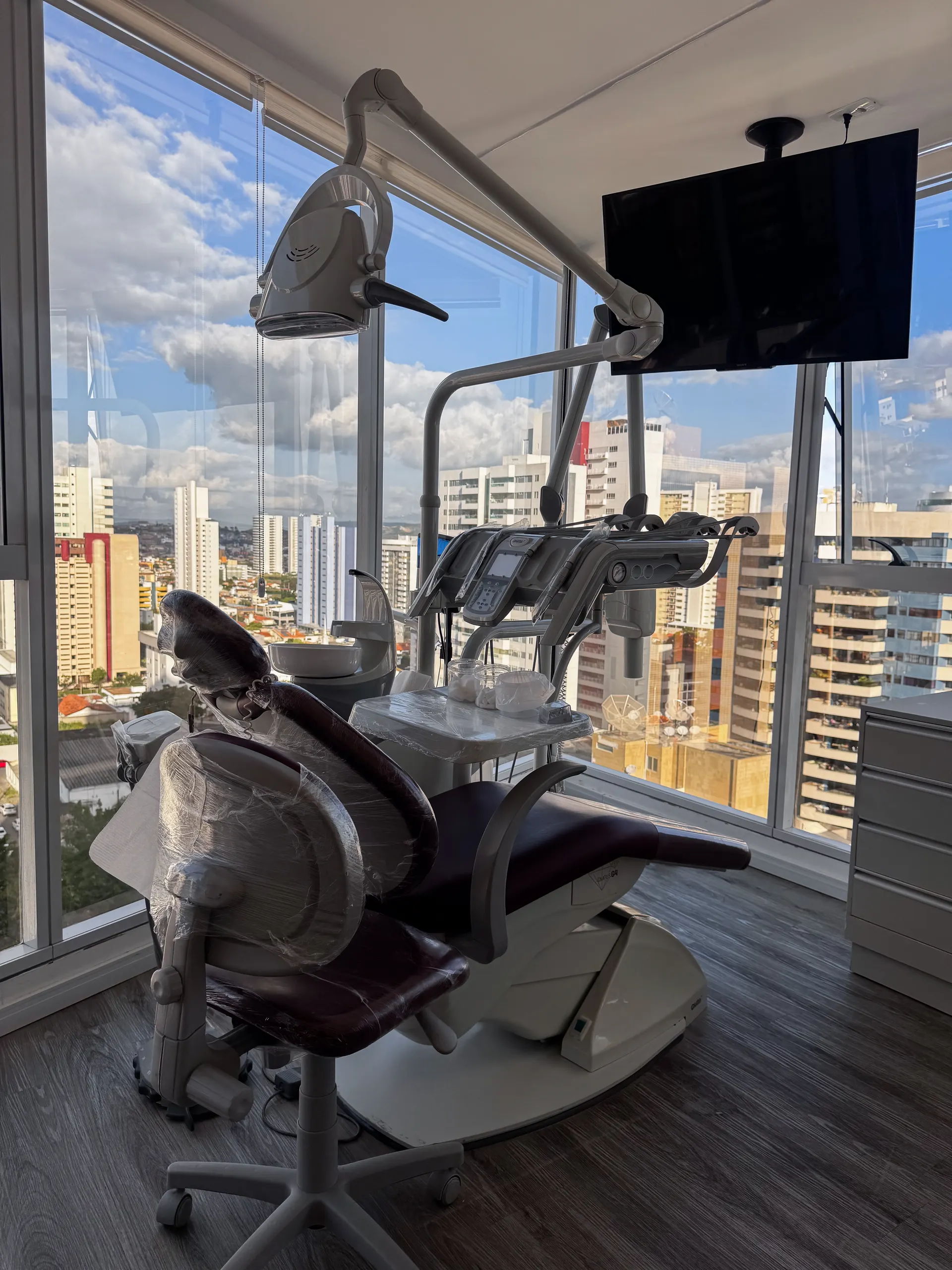 Consultório odontológico com vista para a cidade