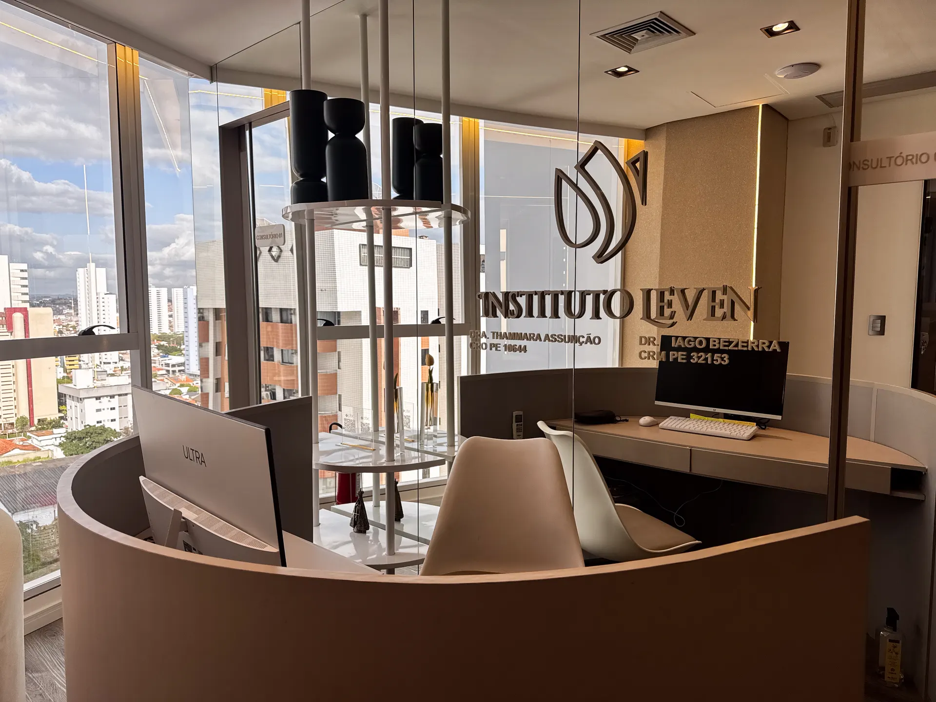 Recepção do Instituto Leven com o logotipo na parede