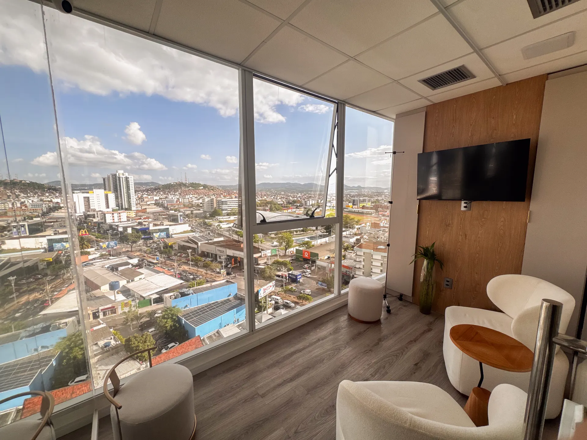 Sala de espera com vista panorâmica de Caruaru